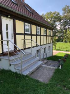 un edificio con scale che conducono a una casa di Ferienwohnung Bömitz a Rubkow