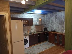 een keuken met een koelkast en een vaatwasser bij JARDINES DE BALMORI in Balmori