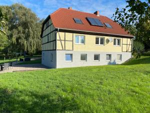 una casa con tetto solare su un prato di Ferienwohnung Bömitz a Rubkow