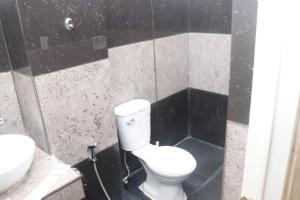 ein Badezimmer mit einem weißen WC und einem Waschbecken in der Unterkunft RedDoorz near Colgante Bridge Naga City in Naga