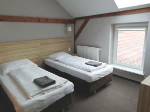Llit o llits en una habitació de Folwark Na Półwyspie