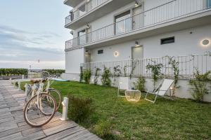 ein Fahrrad, das auf einem Deck vor einem Gebäude geparkt ist in der Unterkunft Apartamentos Marfina in Castelldefels