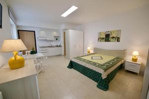 sypialnia z łóżkiem i biurkiem w obiekcie Domus Le Ceramiche w mieście Grottaglie