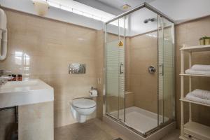 Koupelna v ubytování Balhambra Suites - Adults Only + 37 fotografií