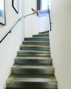 una persona está de pie en la parte superior de un tramo de escaleras en Das Jedermann Boutiquehotel mit Stadtgarten, en Salzburgo