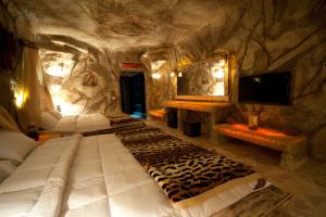Zimmer mit 2 Betten in einer Felshöhle in der Unterkunft Caves Beach Resort Adults Only in Hurghada