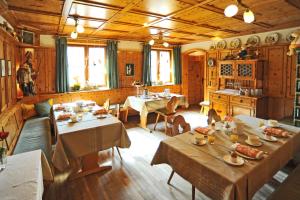 Reštaurácia alebo iné gastronomické zariadenie v ubytovaní Gasthaus Zur Krone