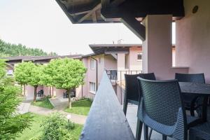 a balcony with a table and chairs and a courtyard at Villaggio Turistico Lugana Marina in Sirmione