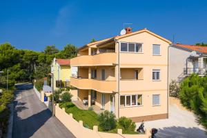 een appartementencomplex met een straat ervoor bij Apartments Valentina in Premantura