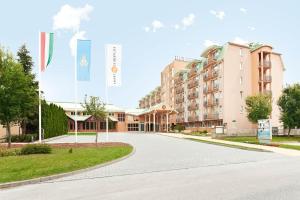 an empty street in front of a building at Hotel Europa Fit Hévíz in Hévíz