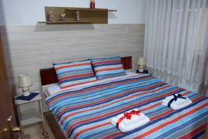 1 dormitorio con 1 cama con toallas en Apartment Elmari en Prilep