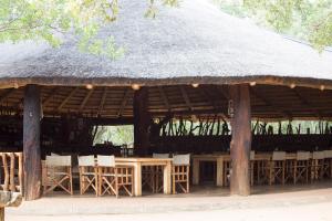 Restaurace v ubytování Honeyguide Ranger Camp