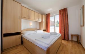 Säng eller sängar i ett rum på Apartments Stanicic Kampor