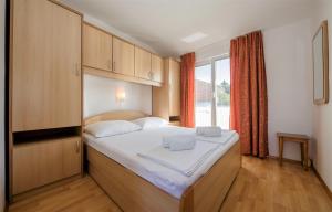 Posteľ alebo postele v izbe v ubytovaní Apartments Stanicic Kampor