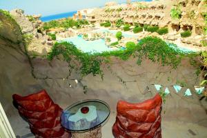 المسبح في Caves Beach Resort Adults Only أو بالجوار