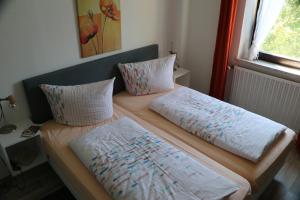 duas camas sentadas uma ao lado da outra num quarto em Gasthof Post em Rothenburg ob der Tauber