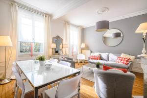 a living room with a table and chairs at Zen et Chic in Reims