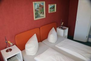 um quarto de hotel com duas camas com almofadas brancas em Gasthof Post em Rothenburg ob der Tauber
