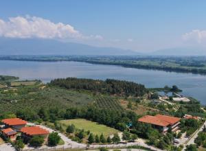 z powietrza widok na jezioro i miasto w obiekcie Hotel Erodios w mieście Lithótopos