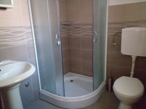 Bilik mandi di Zeravica Rooms B&B