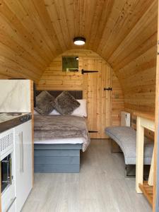 1 dormitorio con 1 cama en una cabaña de madera en Old Hall House, NEC, en Meriden