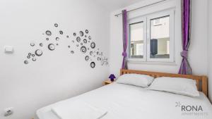 a bedroom with a bed and a window at Rona apartments Goran in Šimuni