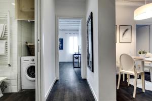 un pasillo que conduce a una cocina y un lavadero con lavadora en Biennale superior suite, en Venecia