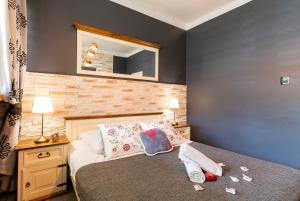 ザコパネにあるApartament Pod Lipkamiのベッドルーム1室(ベッド1台、壁掛け鏡付)