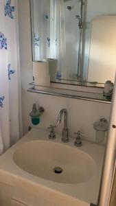 un lavandino in bagno con specchio e lavandino di Johnny M Yacht a Taʼ Xbiex