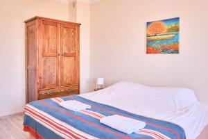 sypialnia z łóżkiem z dwoma ręcznikami w obiekcie My Home Cappadocia Stone House w Göreme