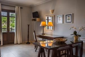 TV a/nebo společenská místnost v ubytování Balhambra Suites - Adults Only