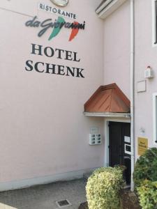 un panneau d'hôtel sur le côté d'un bâtiment dans l'établissement Hotel Schenk, à Pirmasens