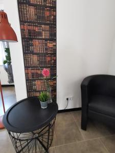 una mesa y una silla en una habitación con libros en Hotel Schenk en Pirmasens