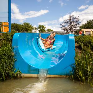 una mujer y un niño en un tobogán de agua en Vakantiepark de Witte Berg, en Ootmarsum