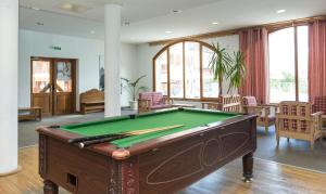 - un billard dans le salon avec piscine dans l'établissement Résidence Odalys Les Sybelles, à Saint-Sorlin-dʼArves