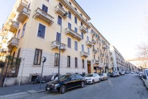 un coche aparcado frente a un edificio en B&B Liberty Suite Milan, en Milán
