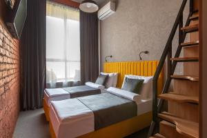 Säng eller sängar i ett rum på Q-Block Сapsule Hotel
