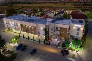 einen Blick über ein Gebäude mit einem Parkplatz in der Unterkunft Hotel Rekic in Bihać