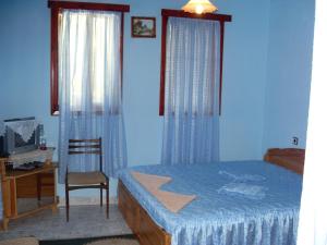 a bedroom with a bed and a desk and a chair at Guest House Rimski Most in Melnik