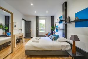 Tempat tidur dalam kamar di Rent a Room - Residence Boulogne