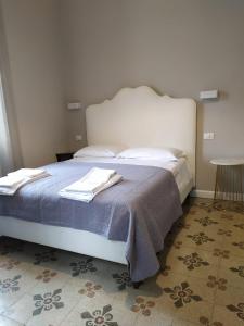 ein Schlafzimmer mit einem Bett mit Handtüchern darauf in der Unterkunft B&B Suite 44 in Pesaro