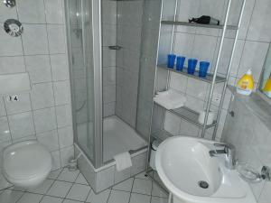 y baño con ducha, aseo y lavamanos. en Thermen-Residenz, en Bad Füssing