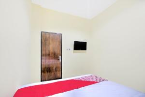 Giường trong phòng chung tại Super OYO 2509 Hotel Tebel 19