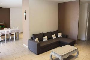 a living room with a couch and a table at Le gîte du Jas Vieux in Montfort