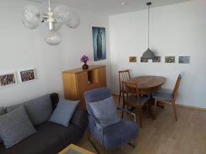 sala de estar con sofá y mesa en Thermen-Residenz, en Bad Füssing