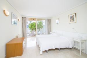 A bed or beds in a room at Seafront Ap Acuario
