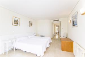 A bed or beds in a room at Seafront Ap Acuario