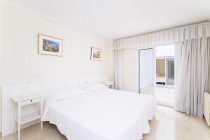 A bed or beds in a room at Seafront Ap Acuario