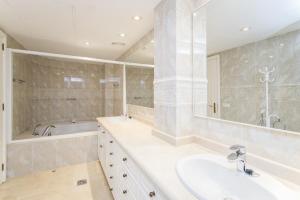 A bathroom at Seafront Ap Acuario