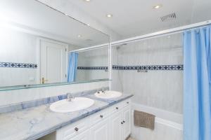 A bathroom at Seafront Ap Acuario